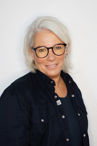 Porträtfoto einer sportlichen Dame mit Brille