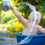 Baby schleudert Wasser durch die Luft